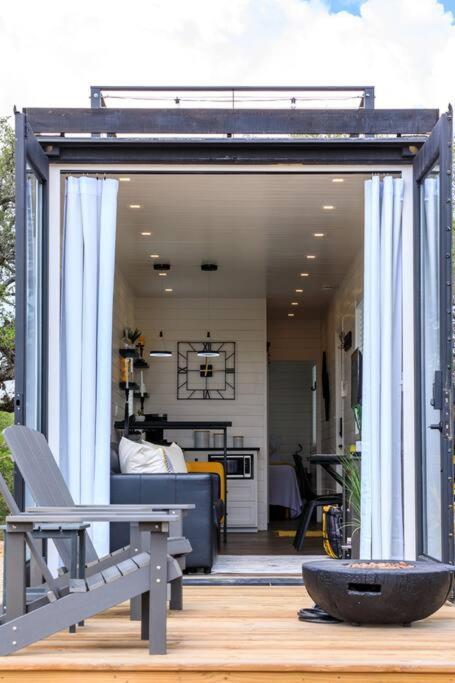 New The Yellow Beacon-Luxury Shipping Container Fredericksburg Dış mekan fotoğraf