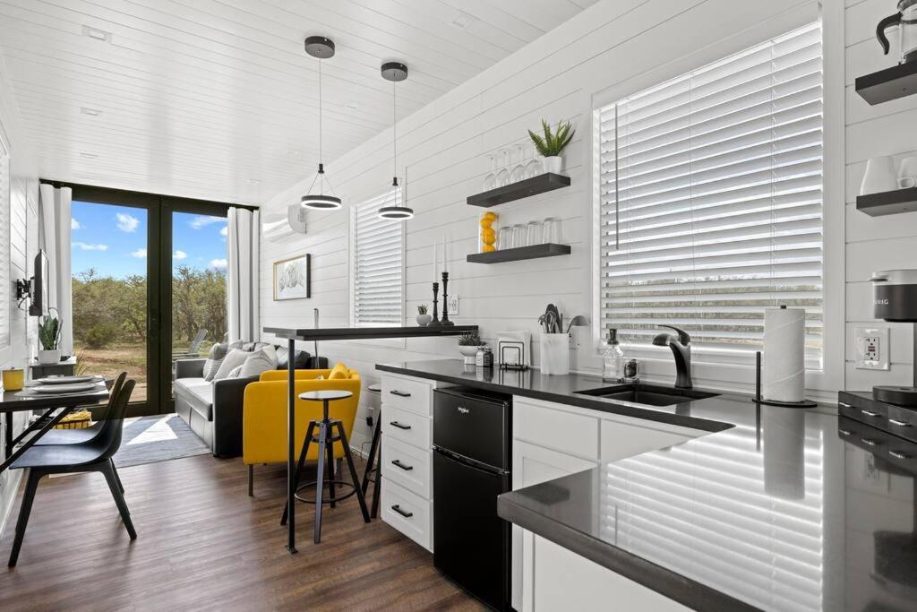 New The Yellow Beacon-Luxury Shipping Container Fredericksburg Dış mekan fotoğraf