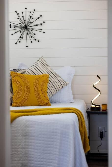 New The Yellow Beacon-Luxury Shipping Container Fredericksburg Dış mekan fotoğraf