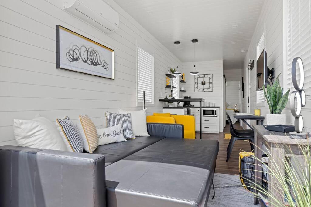 New The Yellow Beacon-Luxury Shipping Container Fredericksburg Dış mekan fotoğraf
