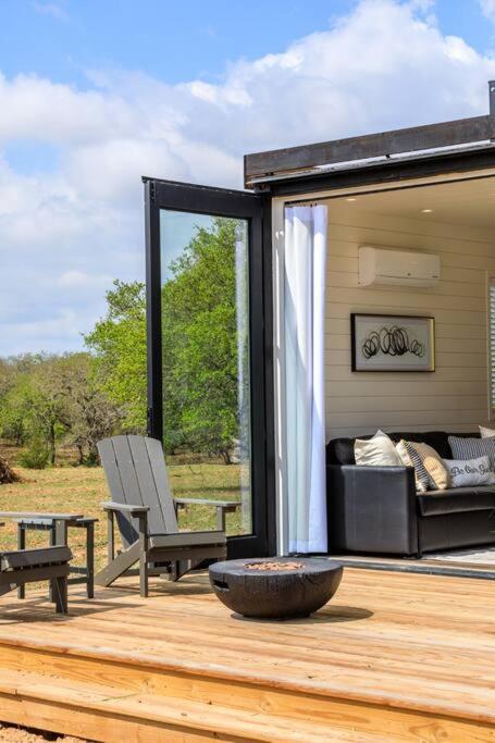New The Yellow Beacon-Luxury Shipping Container Fredericksburg Dış mekan fotoğraf
