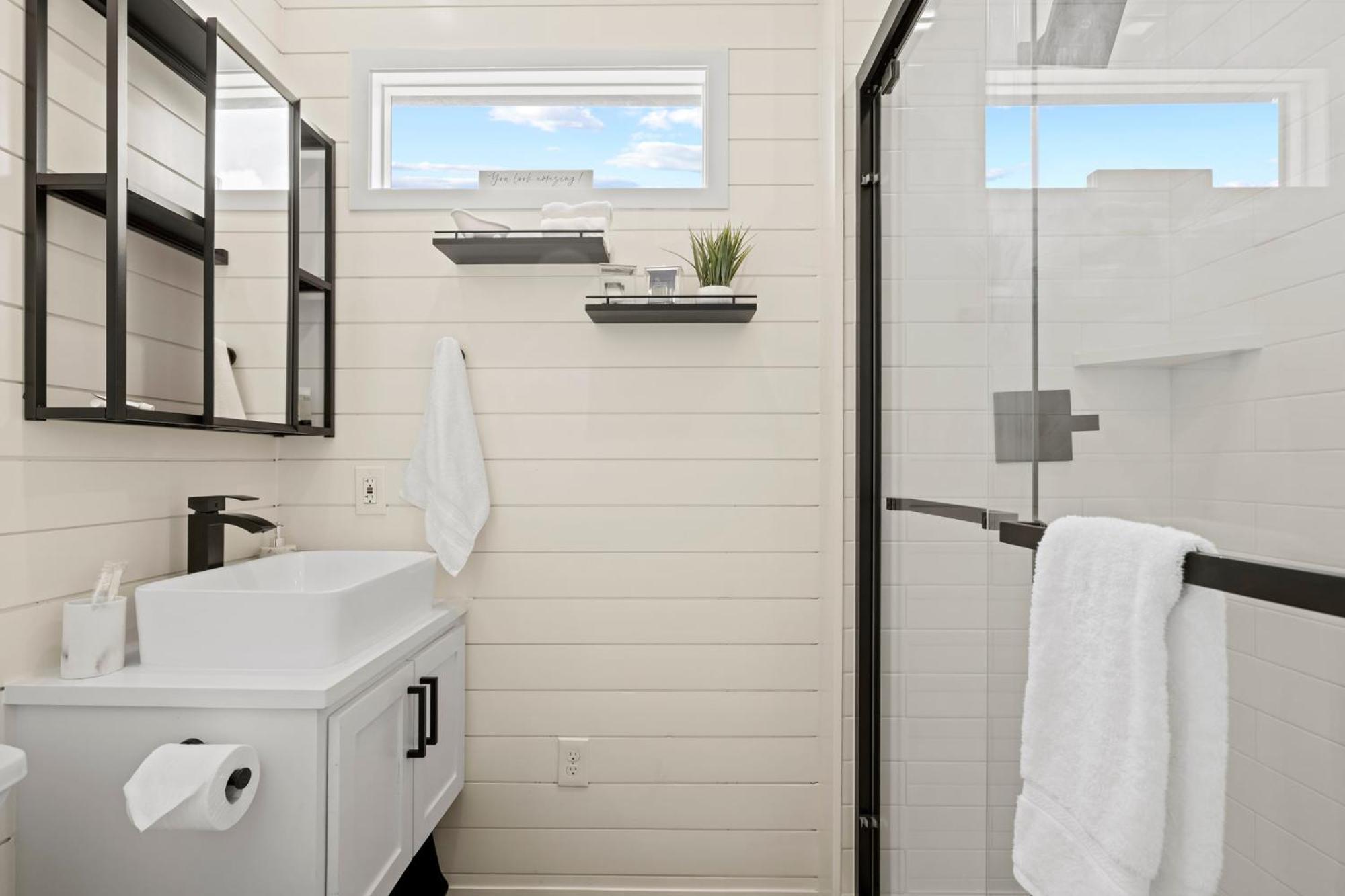 New The Yellow Beacon-Luxury Shipping Container Fredericksburg Dış mekan fotoğraf