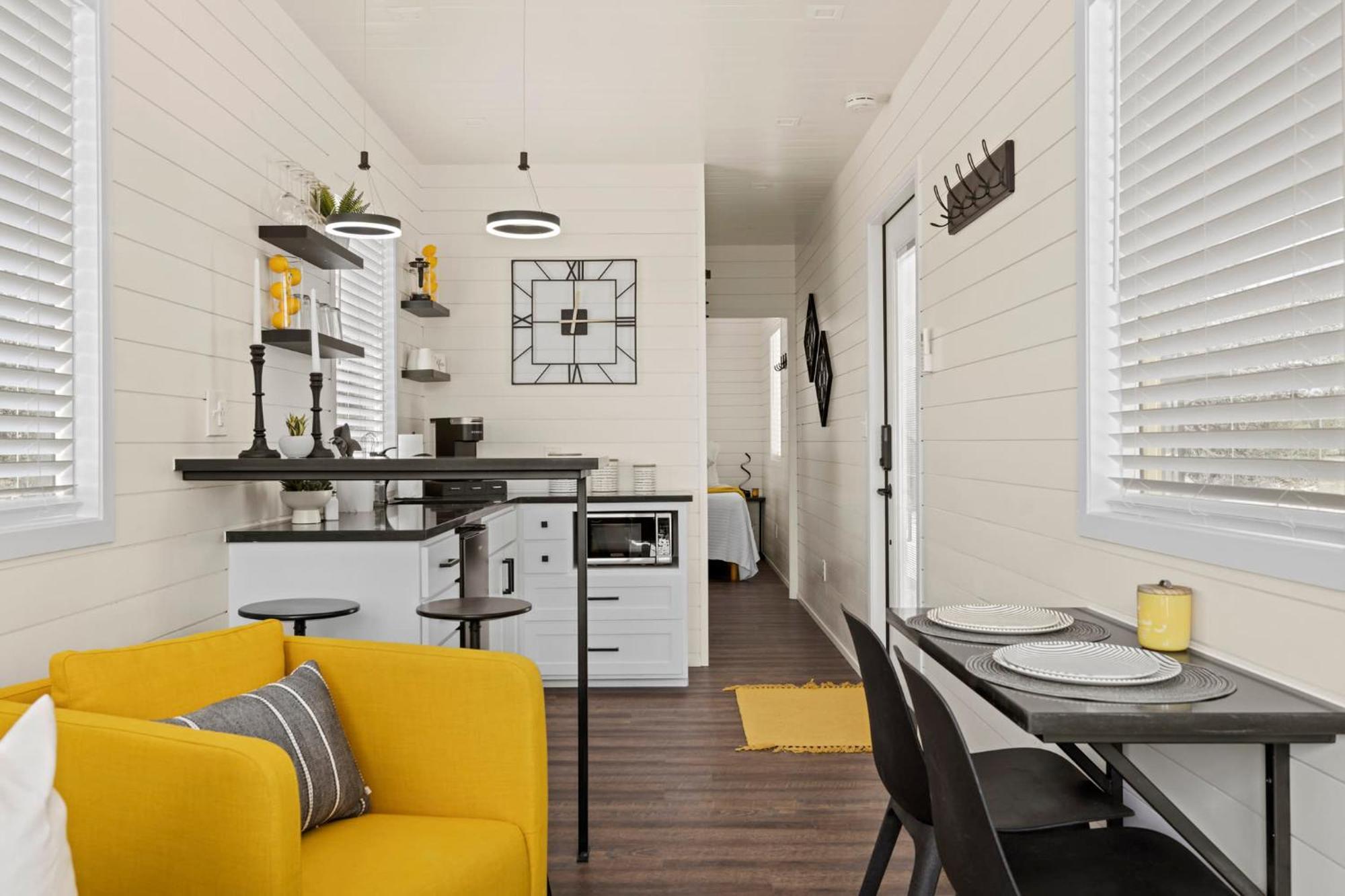 New The Yellow Beacon-Luxury Shipping Container Fredericksburg Dış mekan fotoğraf
